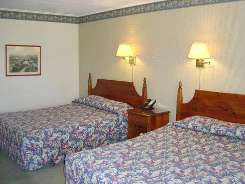 TWO DOUBLE BEDS ROOM