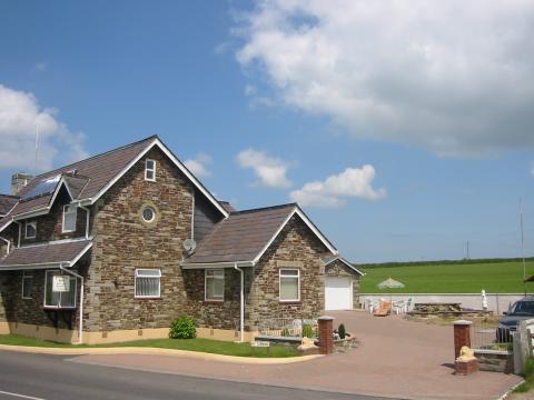 Greystone Pool Bed & Breakfast (family run) - Bed and Breakfast in Cornwall