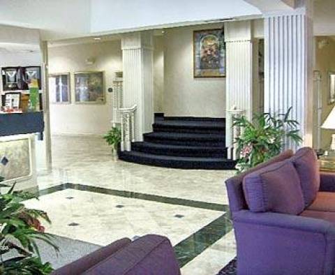 Holiday Inn Express & Suites Stemmons