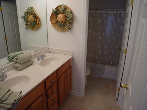 Upstaires full hall bath double sinks & tub/shower