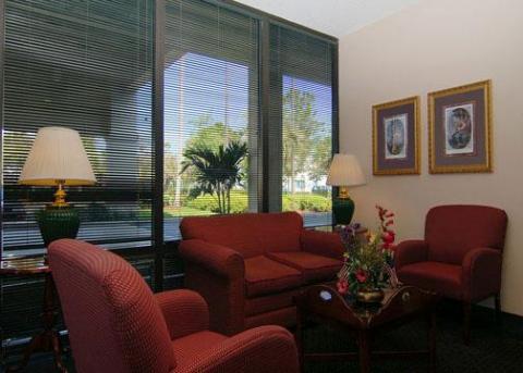 Seating Area - Ft Pierce Hotels