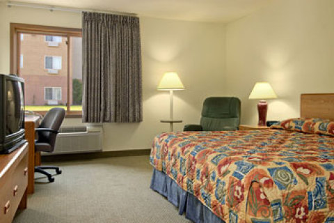 Baymont Inn & Suites Green Bay