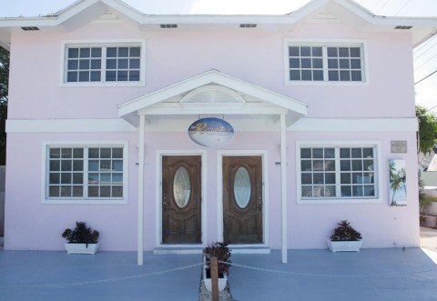 Romalia's Townhouse, Lady Regina Suite 1 - Vacation Rental in Harbour Island