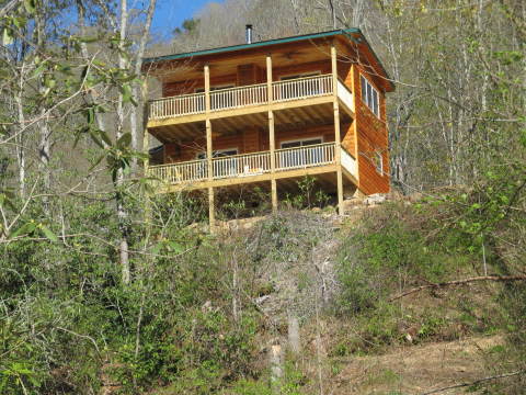 Secluded, lake view log cabin with hot tub & canoe - Vacation Rental in Lake Nantahala