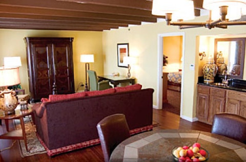 La Posada Hotel & Suites