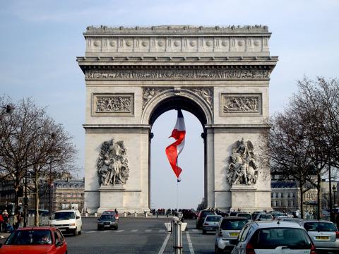 The Arc de tromphe at your door - Paris Vacation Apartments