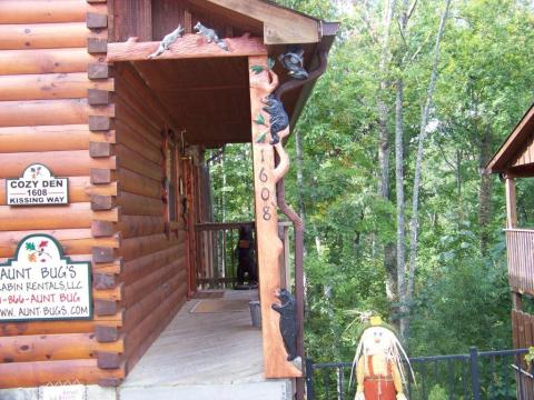 Sevierville Cabin Cozy Den 182