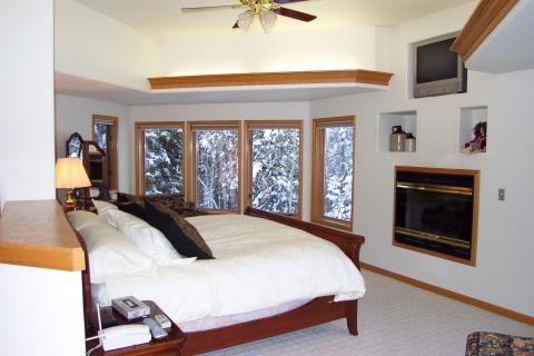 MASTER BEDROOM WITH SPRING-AIRE KING MATTRESS AND GAS FIREPLACE!