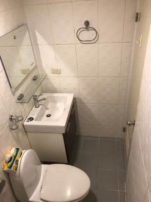 Cozy room with bathroom - 3 mins walk away from MR
