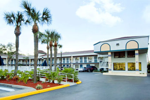 Howard Johnson Inn and Suites - Tampa Airport Area