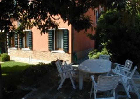 Villa with private garden and canal view - Vacation Rental in Venice